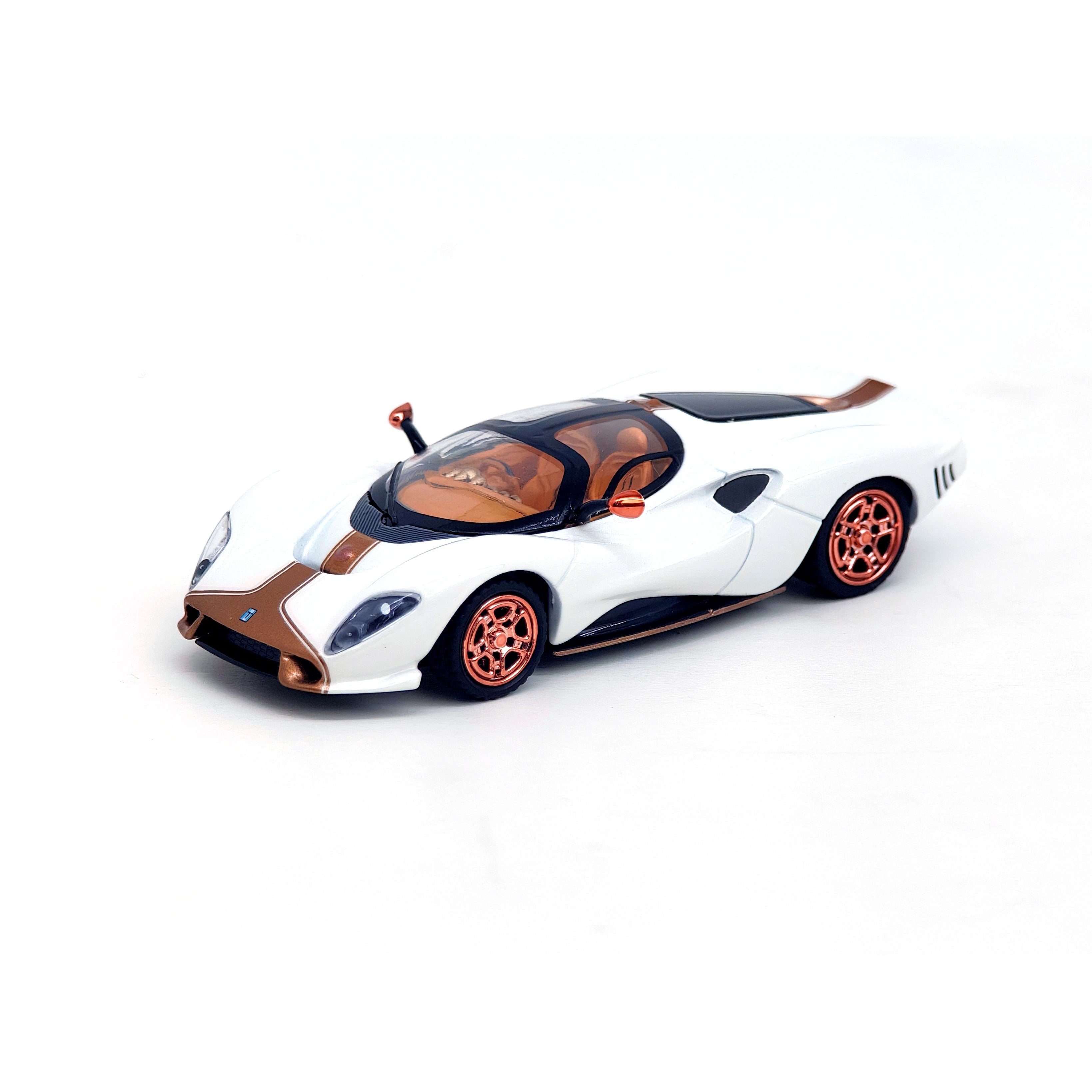 Peako Model 1/64 De Tomaso P72 Diecast Scale Model – White w/ Gold Strip (Pre-Order)